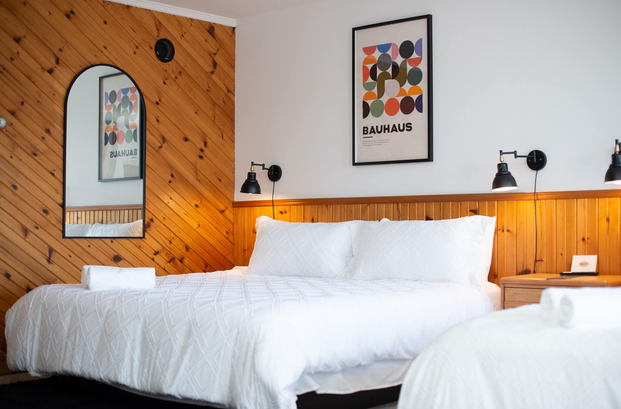 chambre avec mur en bois domaine du lac long lanaudiere
