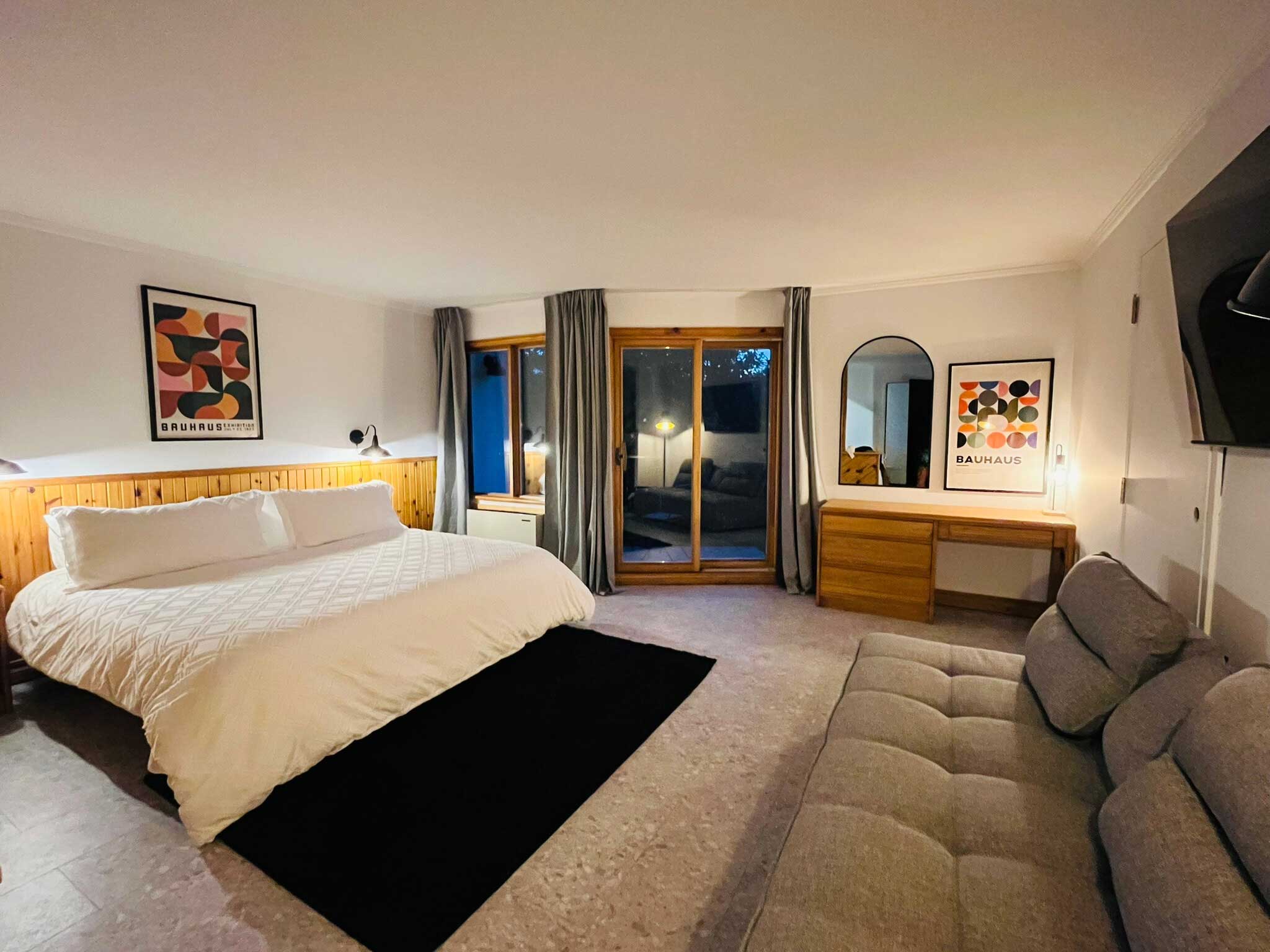 grande chambre avec lit divan et pupitre auberge domaine du lac long lanaudiere
