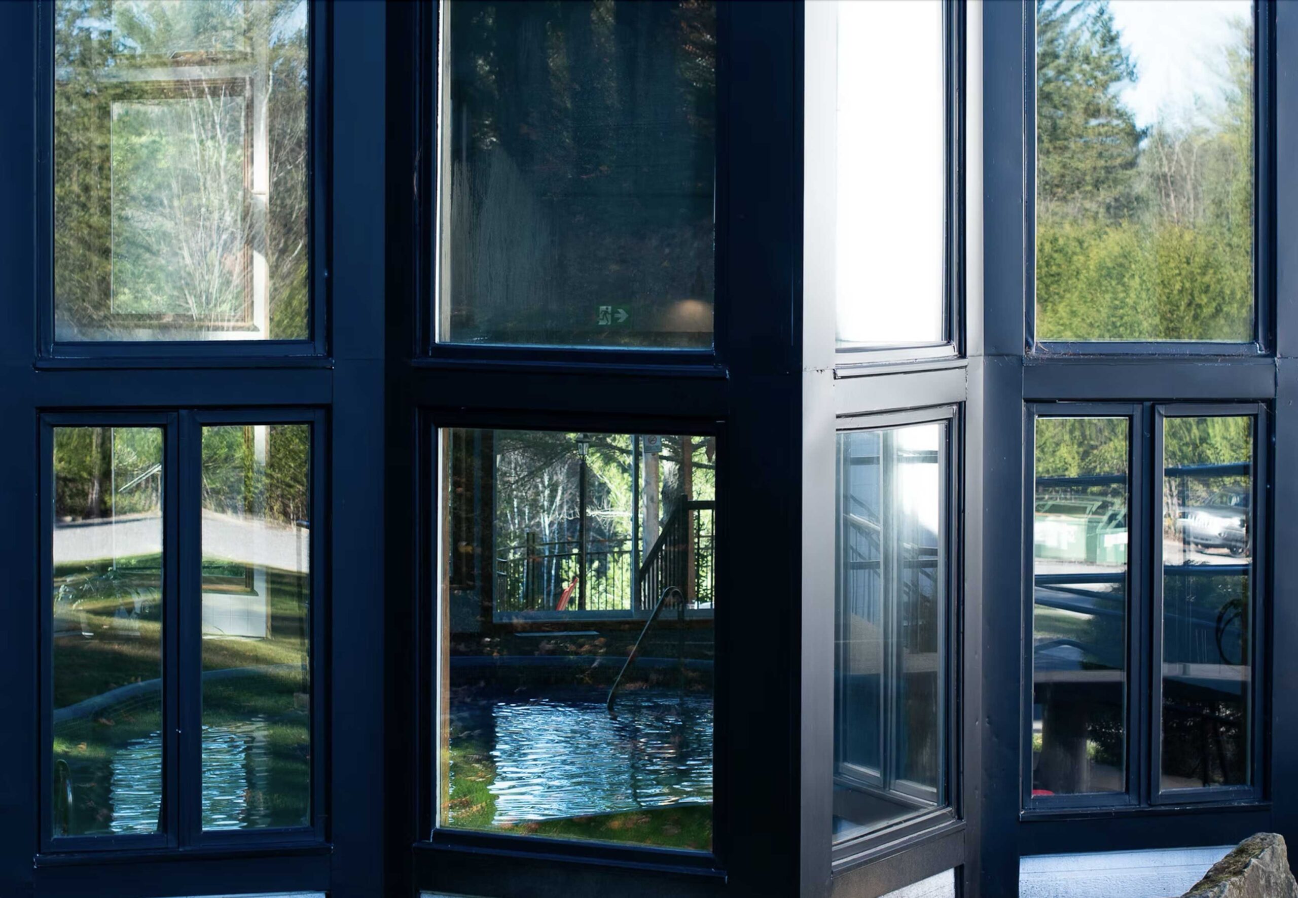 piscine interieure avec grandes fenetres domaine du lac long saint-alphonse-rodriguez lanaudiere